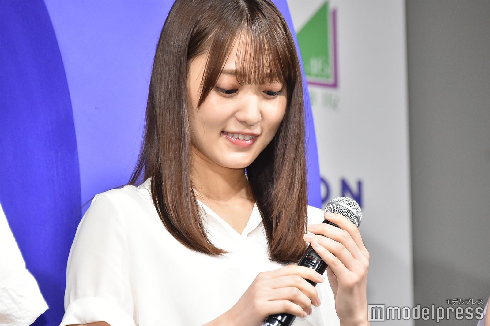 マイクが入っているか確認する菅井友香 （C）モデルプレス