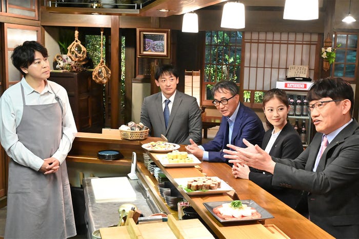 上川隆也、山本耕史、池井戸潤、今田美桜、飯尾和樹「花咲舞が黙ってない」最終話より(C)日本テレビ
