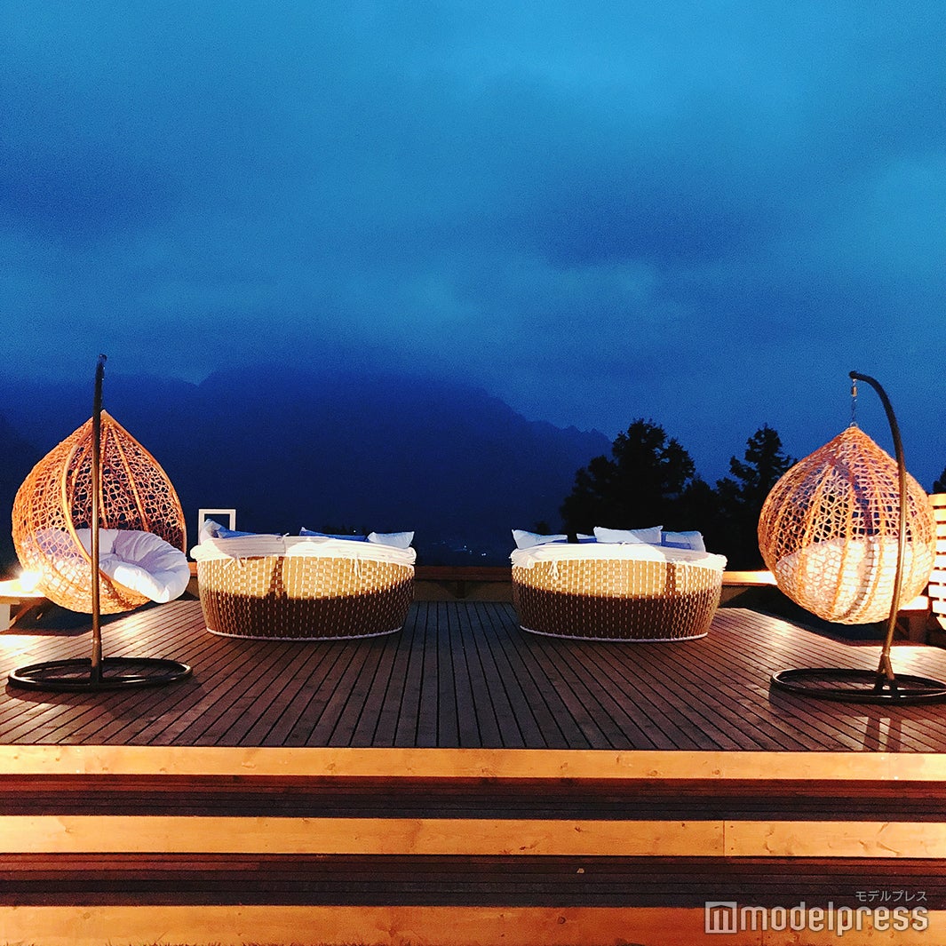 夜のテラス風景（C）モデルプレス