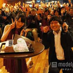 「松井咲子『呼吸するピアノ』BIRTHDAY PREMIUM EVENT」を行った松井咲子とサプライズ登場した山里亮太