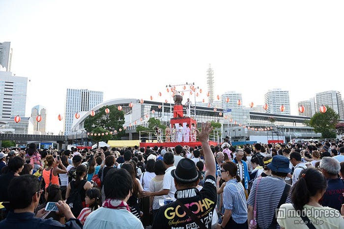 横浜・みなとみらいで振り付けをレクチャー(C)AKS