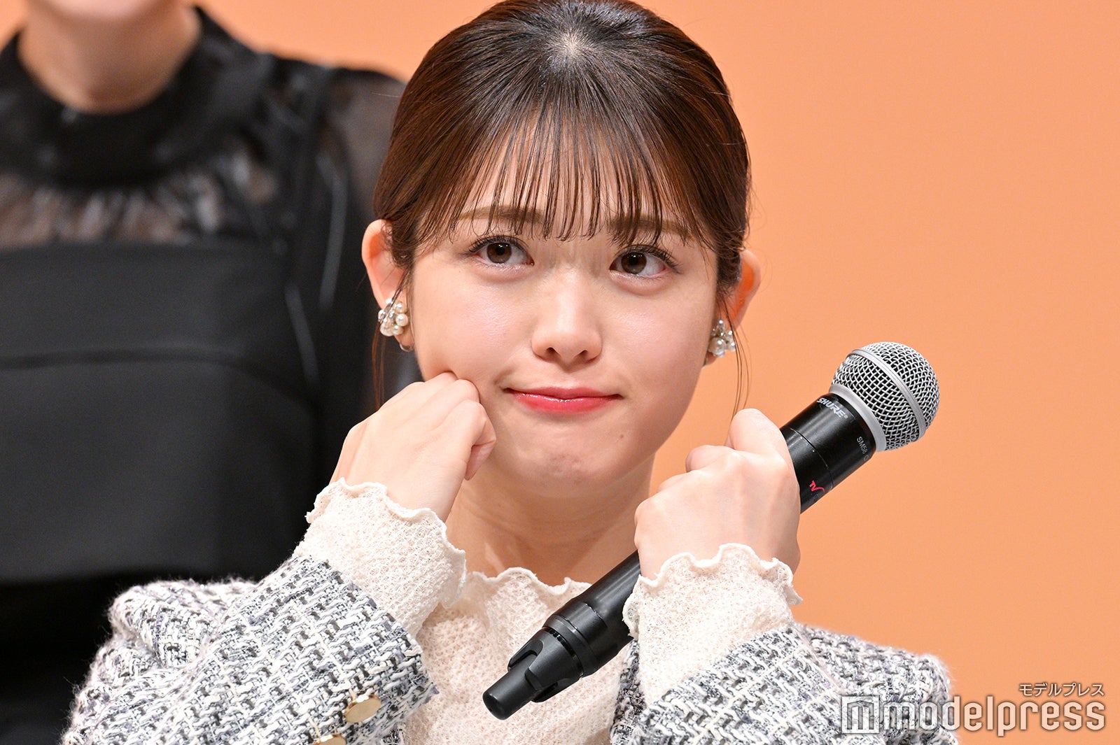 ぶりっ子全開の松村沙友理（C）モデルプレス