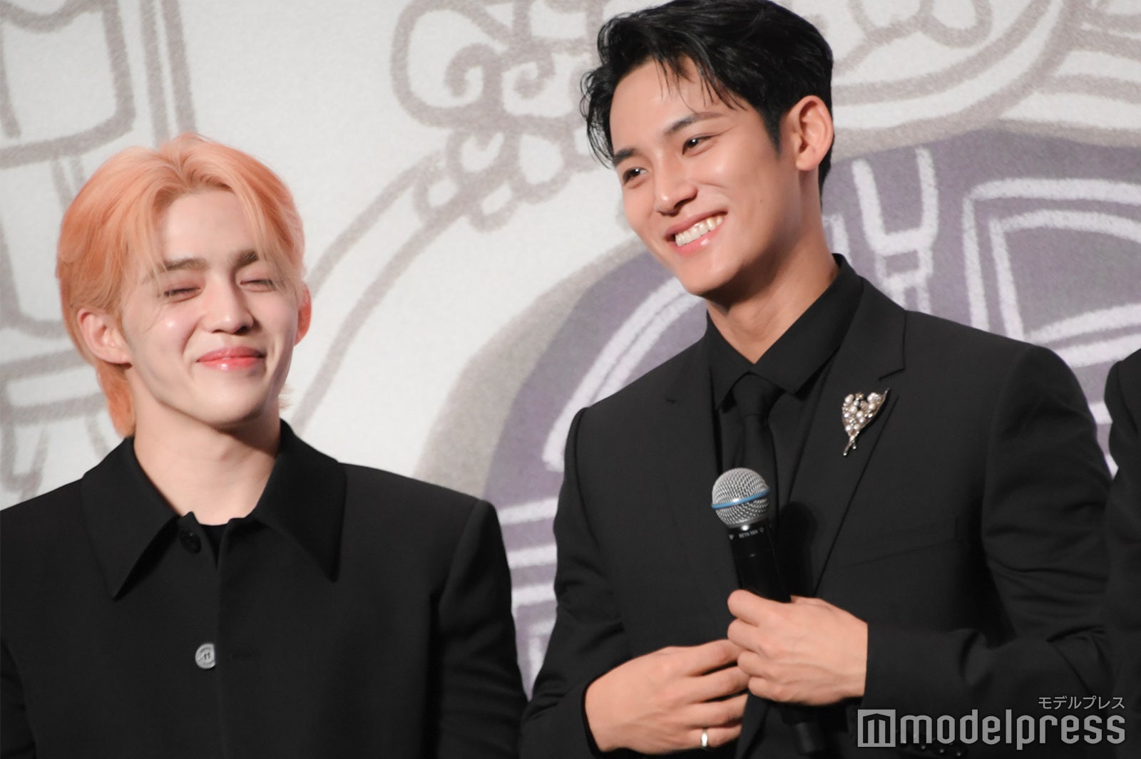 DK（ドギョム）の「歌謡界を指揮しに来ました」発言に笑うS.COUPS（エスクプス）、MINGYU（
ミンギュ）（C）モデルプレス