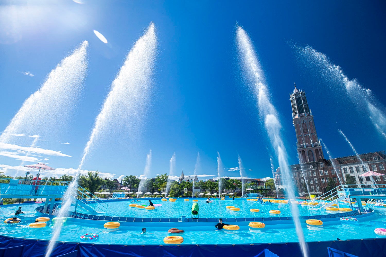 ガーデンプール／画像提供：ハウステンボス