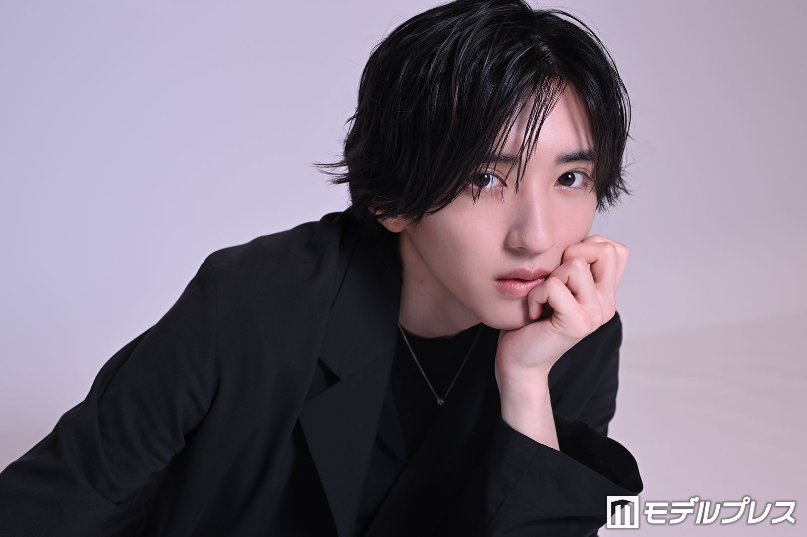 なにわ男子・道枝駿佑「もう一目惚れ」話題の“プラチナブロンドヘア”で挑んだ王子役 撮影中欠かさなかったケアとは【「うるわしの宵の月」インタビュー前編】