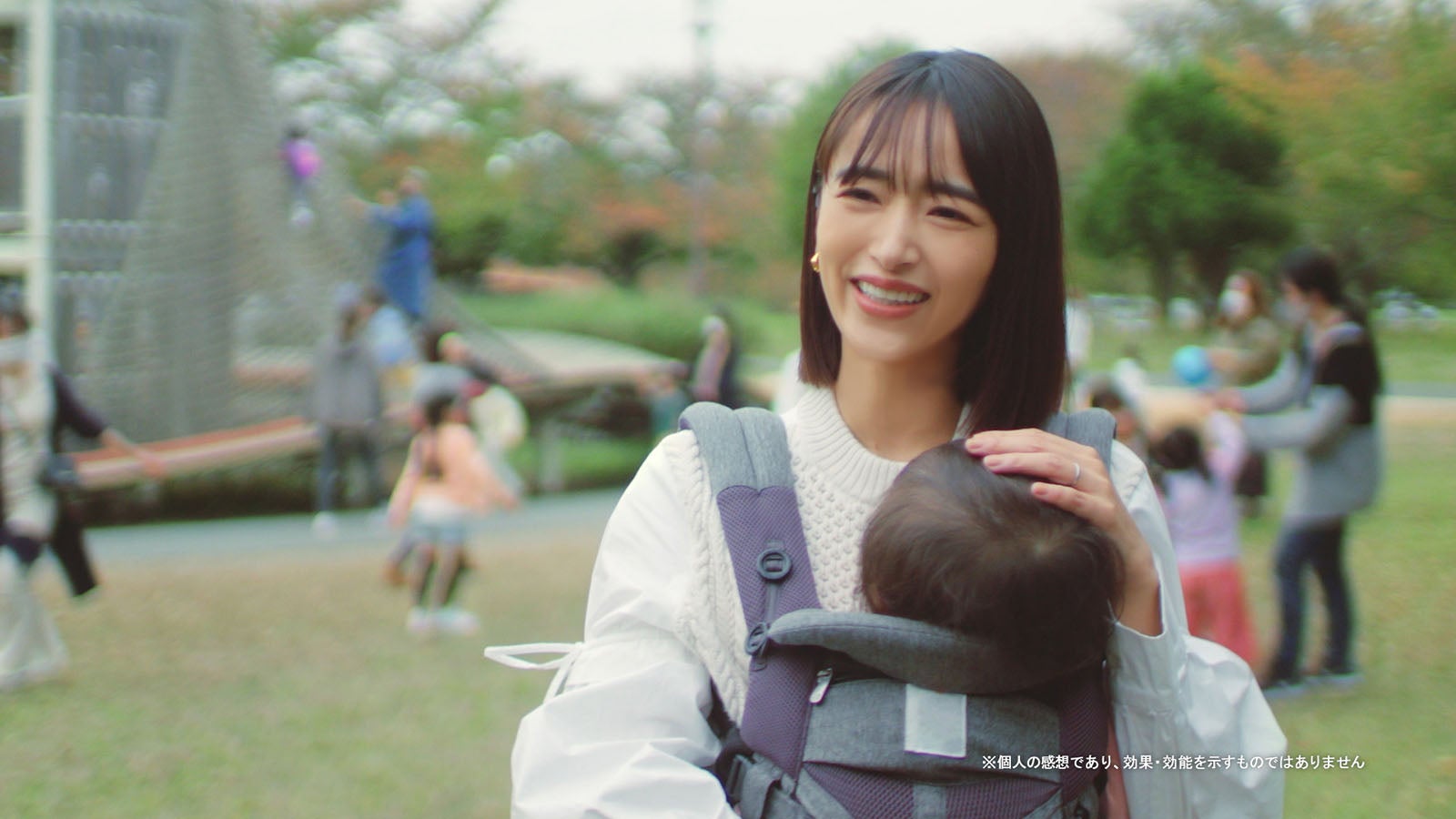 近藤千尋、2人の愛娘とCM初共演 公園で遊ぶ素顔披露