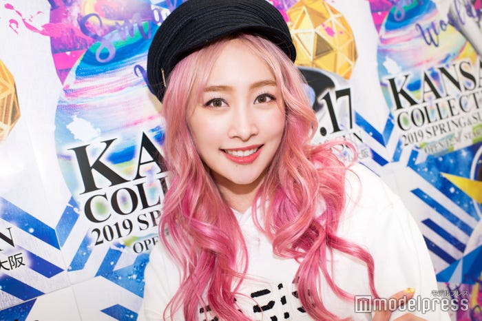 ニコルのピンクヘアが可愛い!(C)モデルプレス