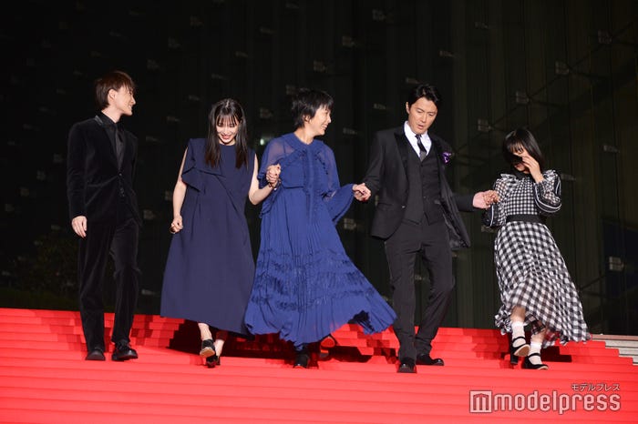 キャスト陣が手を取り合って登場(左から)神木隆之介、広瀬すず、松たか子、福山雅治、森七菜(C)モデルプレス