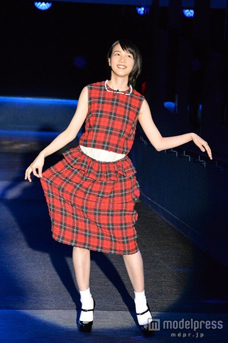 幻想的なクラゲをイメージしたポーズで楽しむ能年玲奈