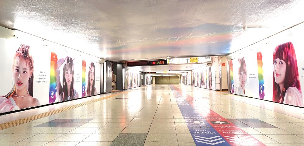 NiziUの新宿スーパーラッピング（提供写真）