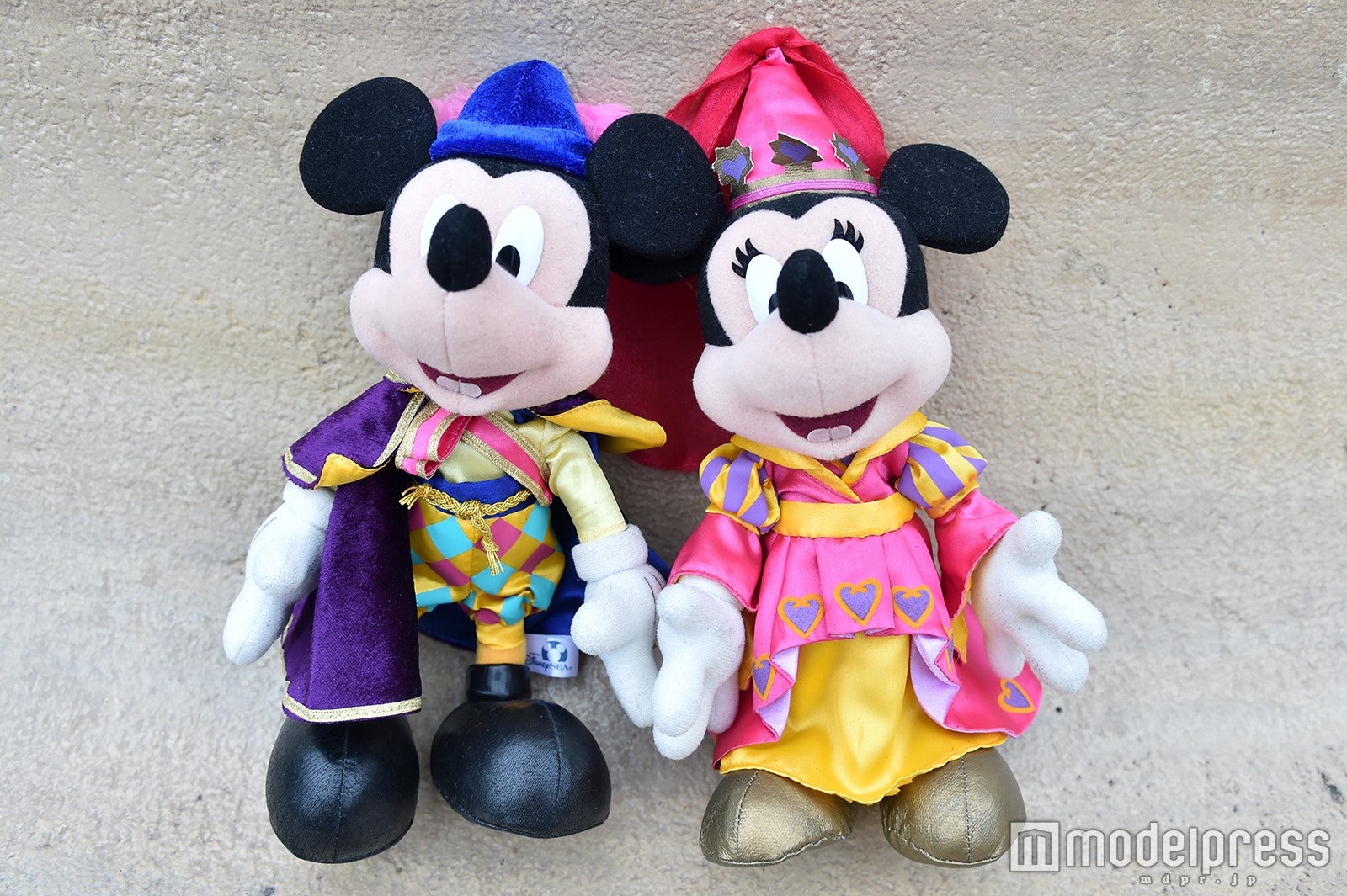 もこさんの仮装のもととなった「ポルト・パラディーゾ・ウォーターカーニバル」の衣装を着たぬいぐるみ （C）モデルプレス（C）Disney