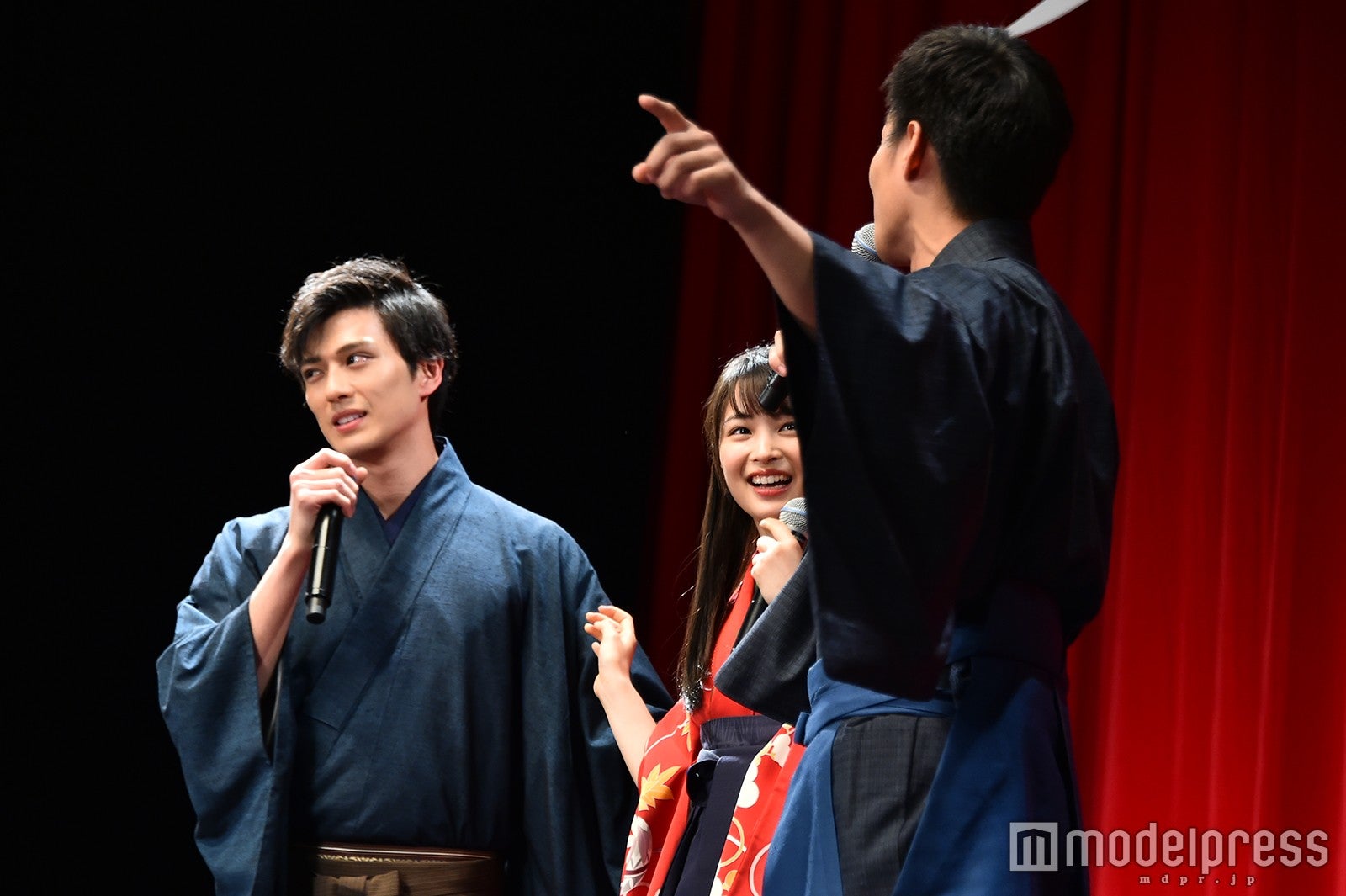 クレームをつける野村周平 （C）モデルプレス