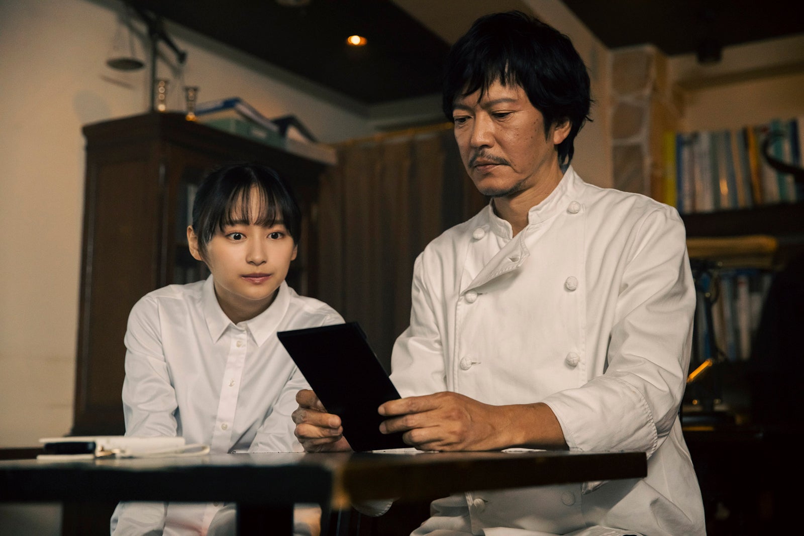 影山優佳、田辺誠一「ハコビヤ」第2話より（C）「ハコビヤ」製作委員会