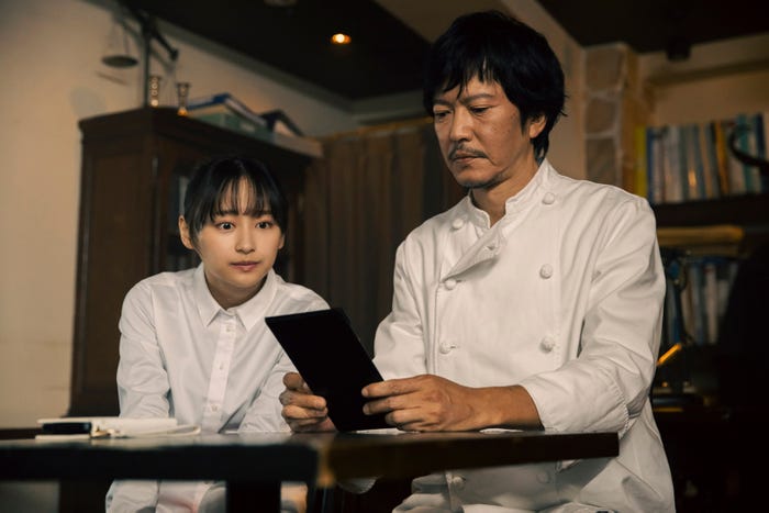 影山優佳、田辺誠一「ハコビヤ」第2話より(C)「ハコビヤ」製作委員会