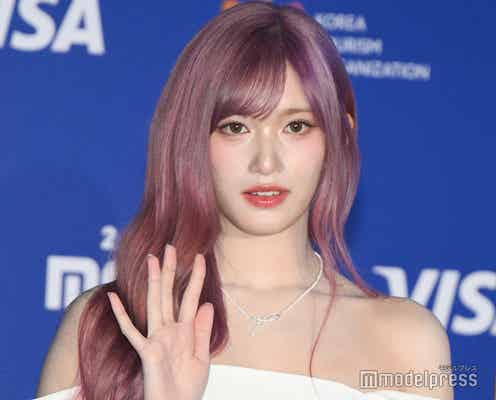 IVEイソ、ミニ丈キャミワンピで美スタイル際立つ 街中ショットに「絵になる」「憧れ」の声