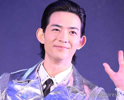 「ちむどんどん」“ニーニー”役で話題の竜星涼、銀ジャケット着こなし颯爽とランウェイ「少しでも花を添えられていたら」<本人コメント>