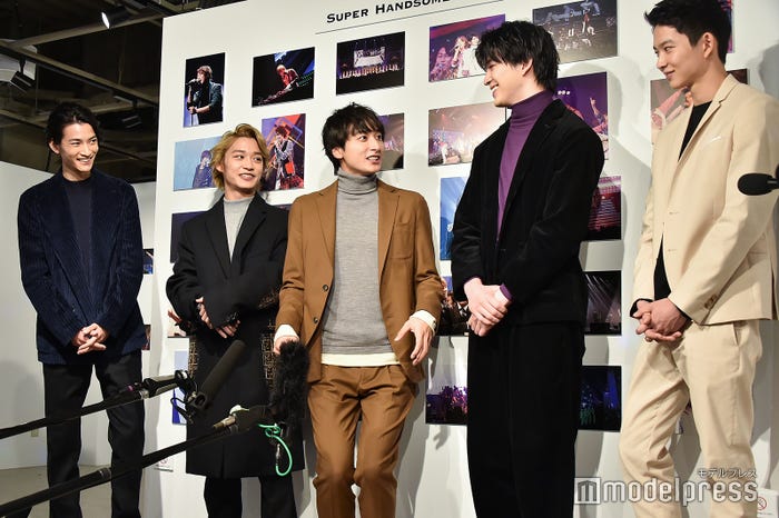 「お尻入っちゃう!」を再現する小関裕太 (C)モデルプレス