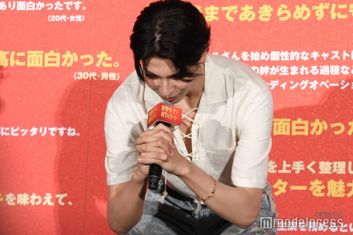 祈るラウール(C)モデルプレス