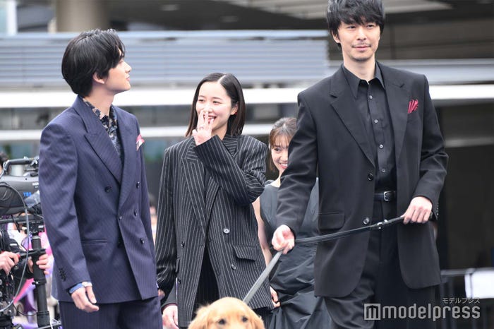 (左から)北村匠海、堀田真由、長谷川博己(C)モデルプレス