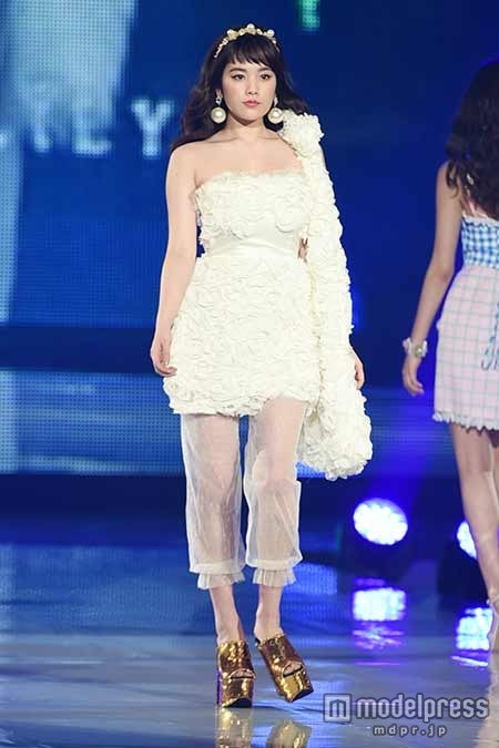 筧美和子のくっきり美デコルテに釘付け 神戸コレクション15s S モデルプレス 筧美和子のくっきり美デコルテに釘付け 神戸コレクション15s S モデルプレス