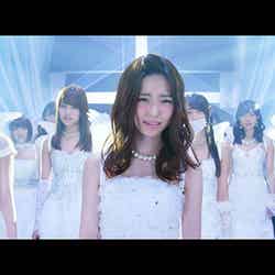 AKB48『僕たちは戦わない』MV場面写真（C）AKS