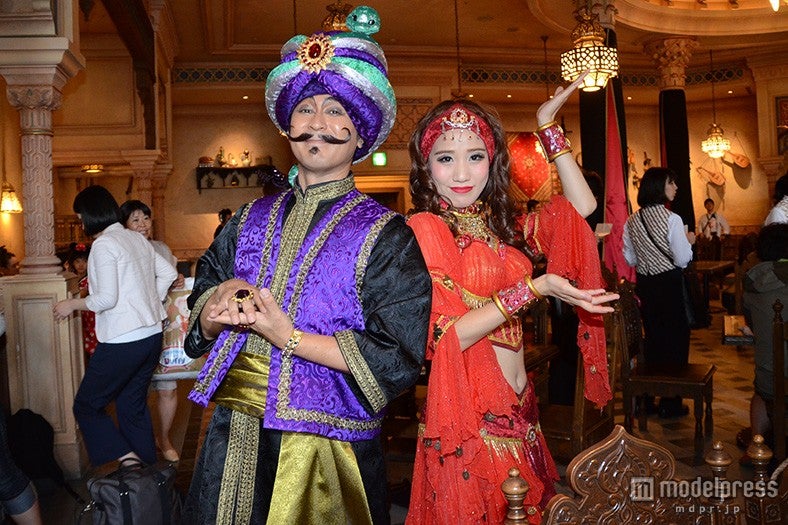 「カスバ・マジックトリート」レストラン内のアトモスフィアショー（黒魔術師とナウラ）