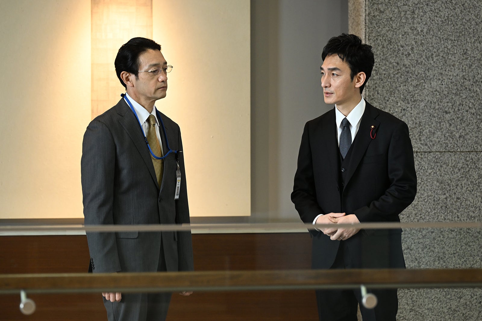 飯田基祐、草なぎ剛 「罠の戦争」最終話より（C）カンテレ