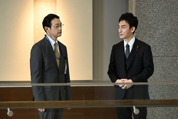 飯田基祐、草なぎ剛 「罠の戦争」最終話より(C)カンテレ