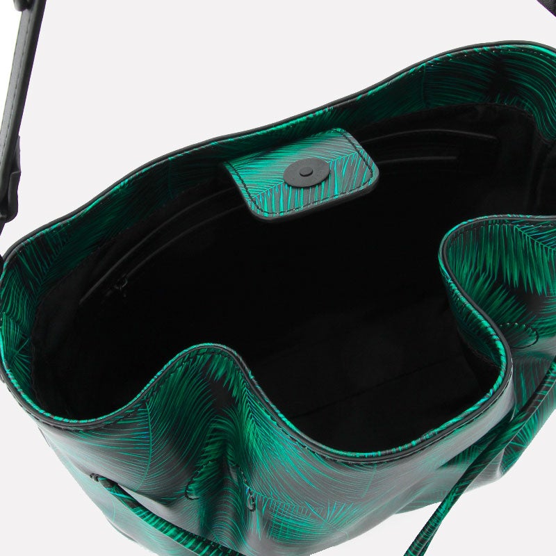 ドローストリングバケットバッグ「CHARLES & KEITH」5,670円（税込）／画像提供：CHARLES & KEITH OFFICIAL ONLINE STORE