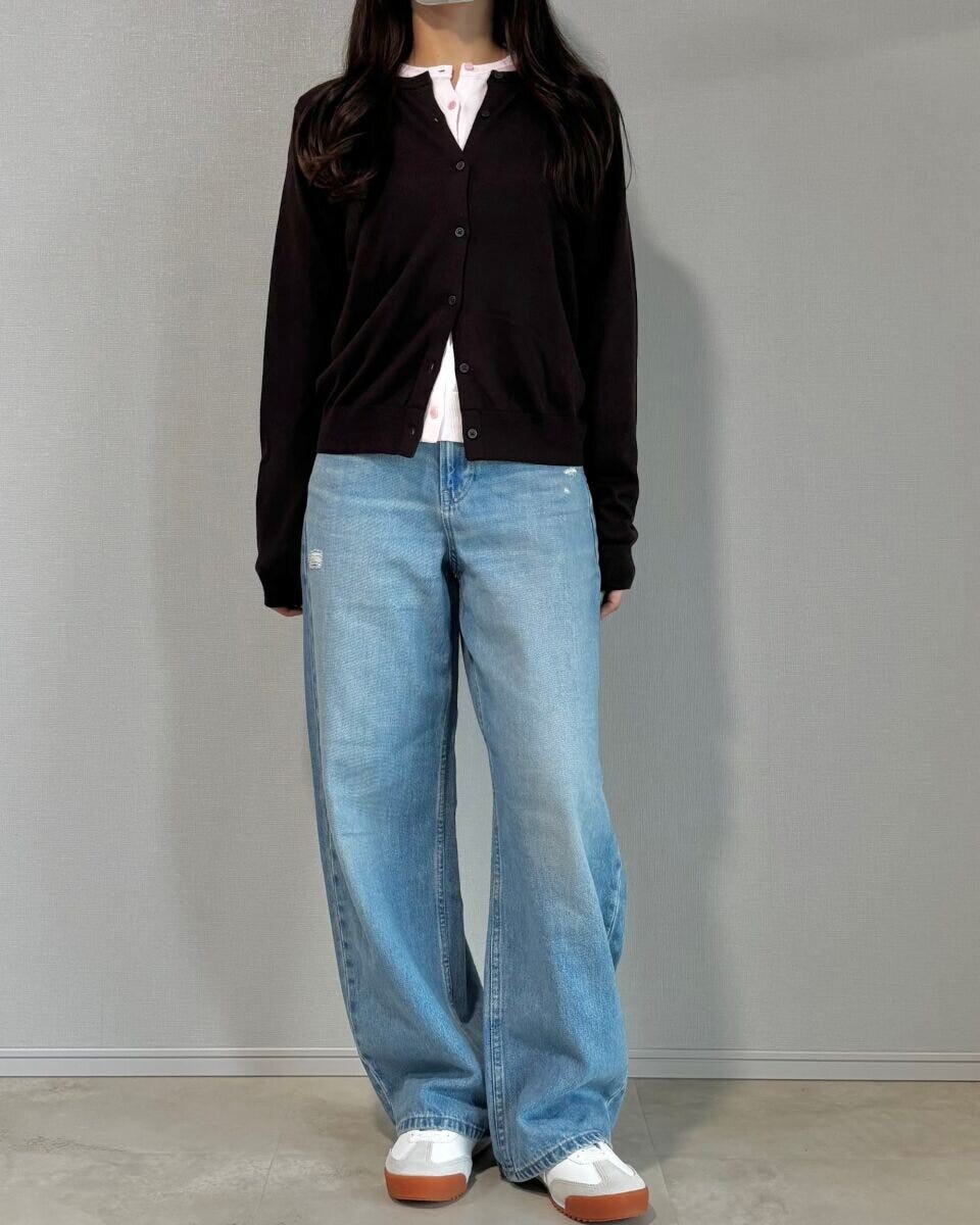 ユニクロ　ダークブラウン×ピンクカーディガンコーデ　全身