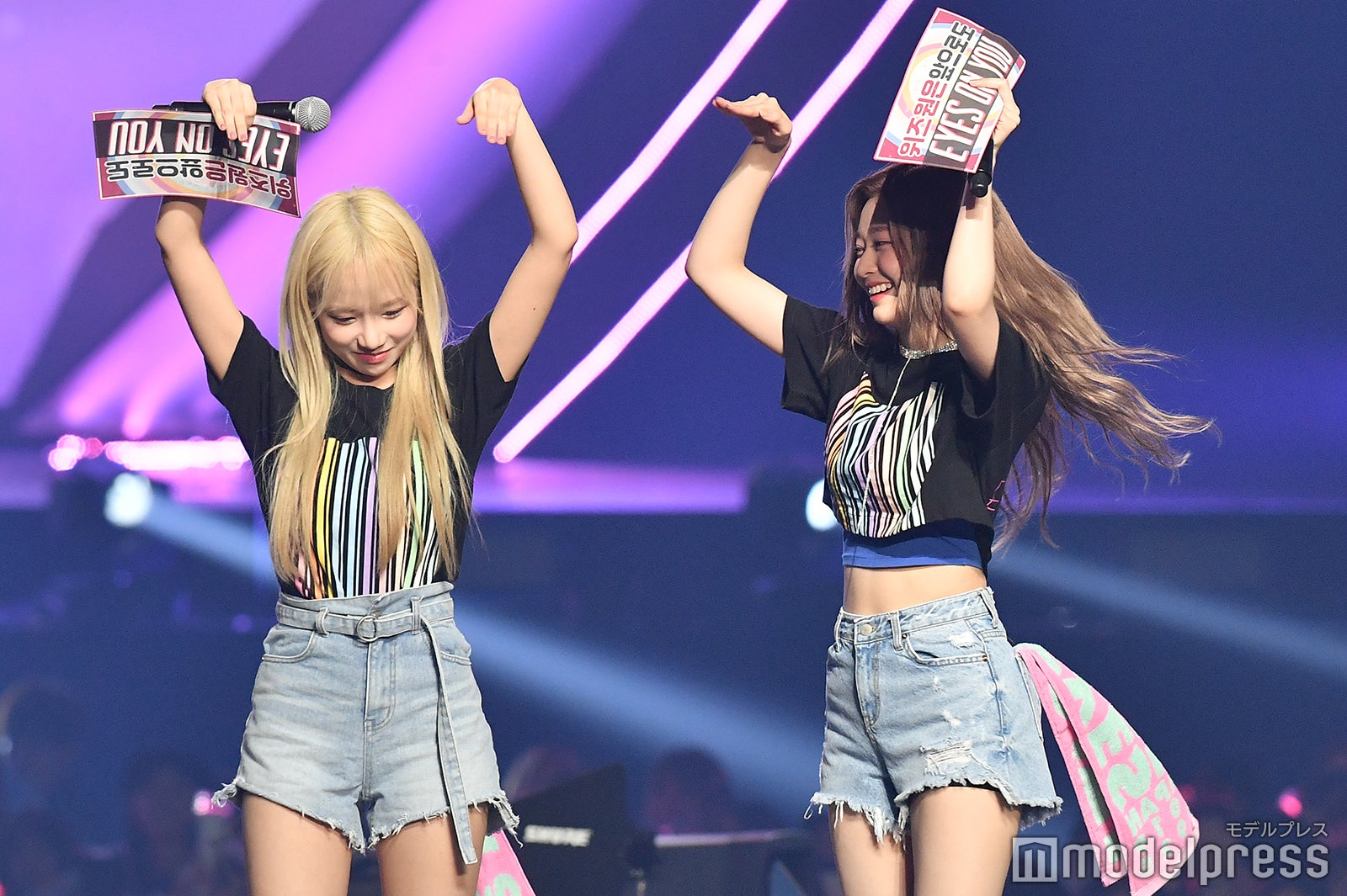 真顔で回りだしたチョ・ユリの真似をして回るキム・ミンジュ （C）モデルプレス