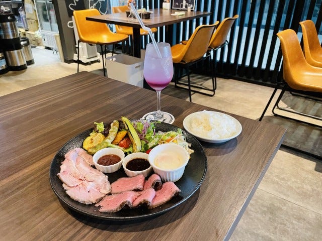 お肉たっぷりのランチプレートに大満足♡