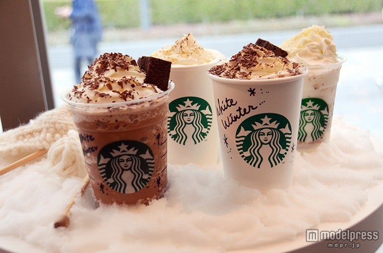 （右から）ショコラティ クランブル ココ フラペチーノ（R）、ショコラティ クランブル ココ、ホワイトチョコラティ クランブル ココ、ホワイトチョコラティ クランブル ココ フラペチーノ（R）