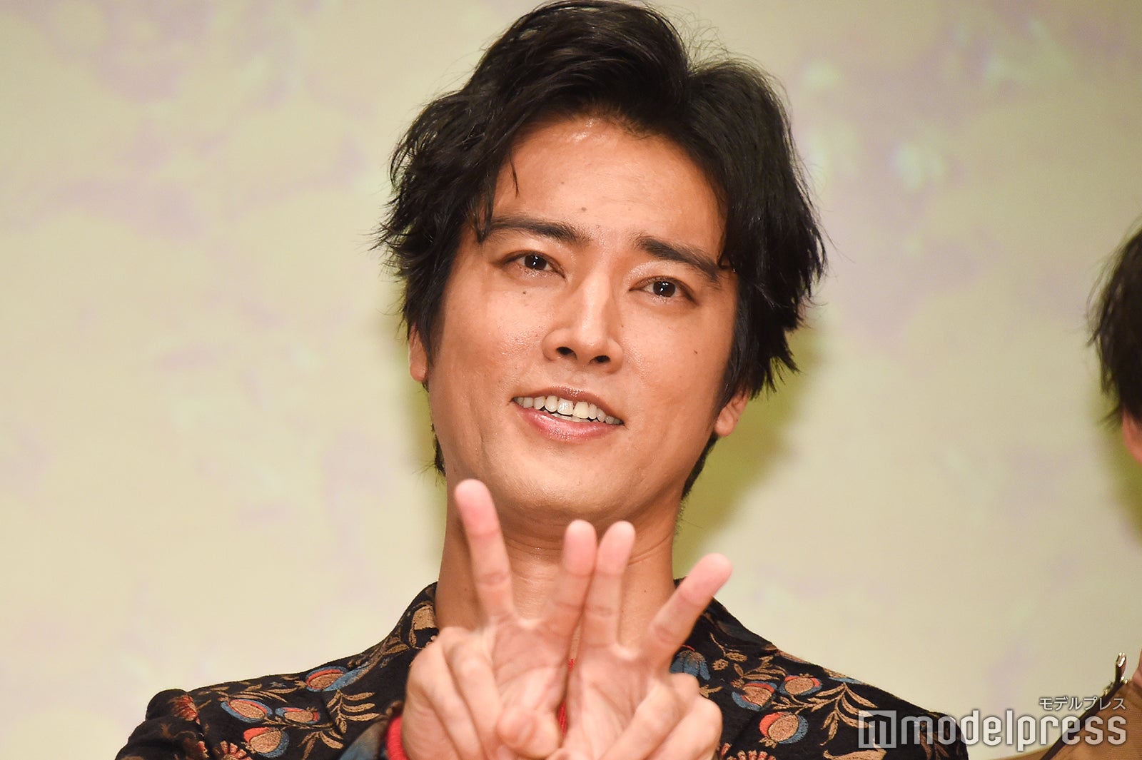 “4マリポーズ”をする桐谷健太 （C）モデルプレス