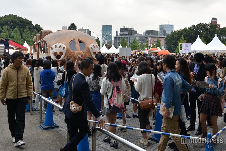 ダッフィーバスの回りにはイベントの来場者が殺到