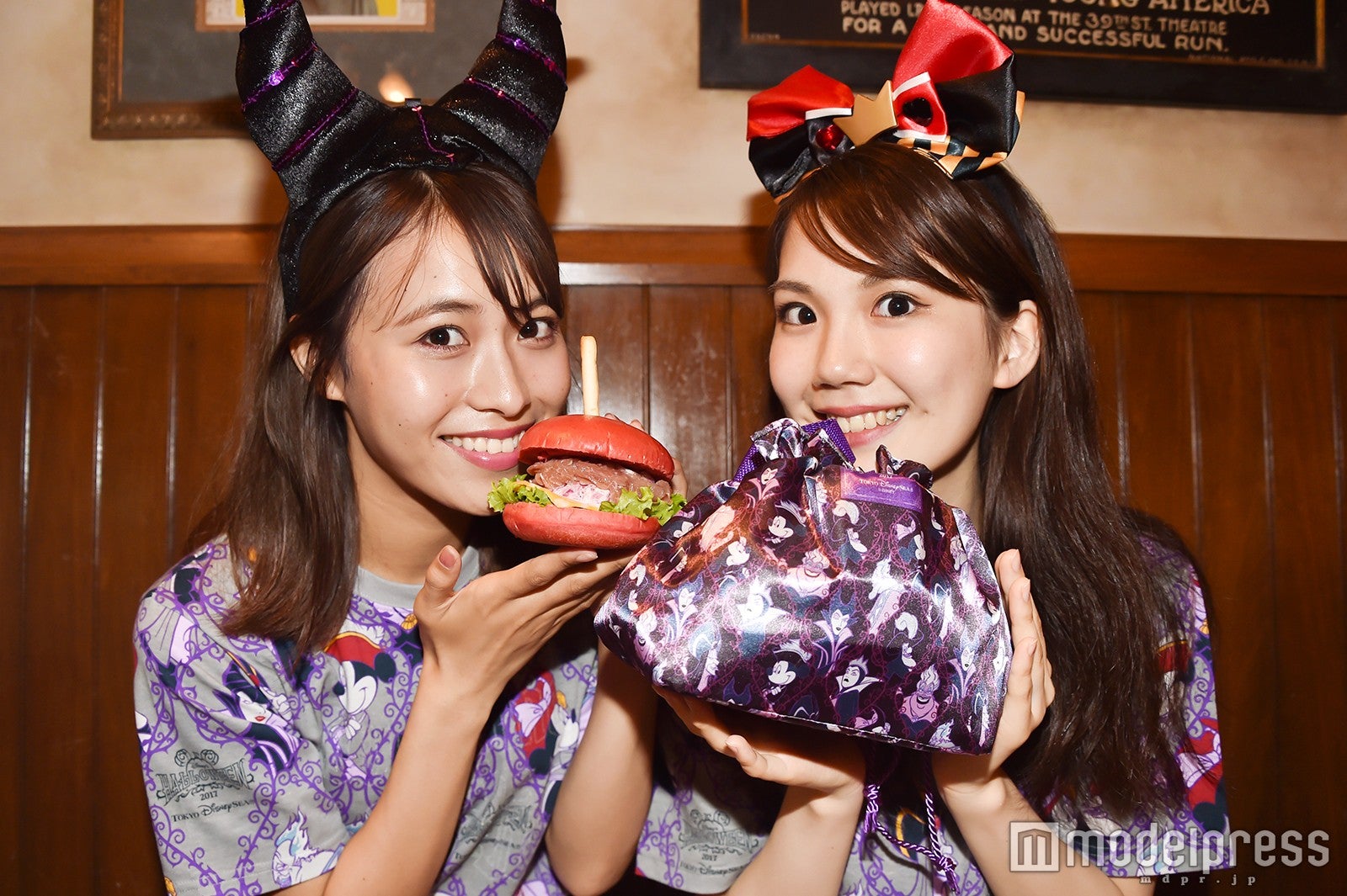 モデル：（左から）山本沙樹、松田佳奈子（C）モデルプレス（C）Disney