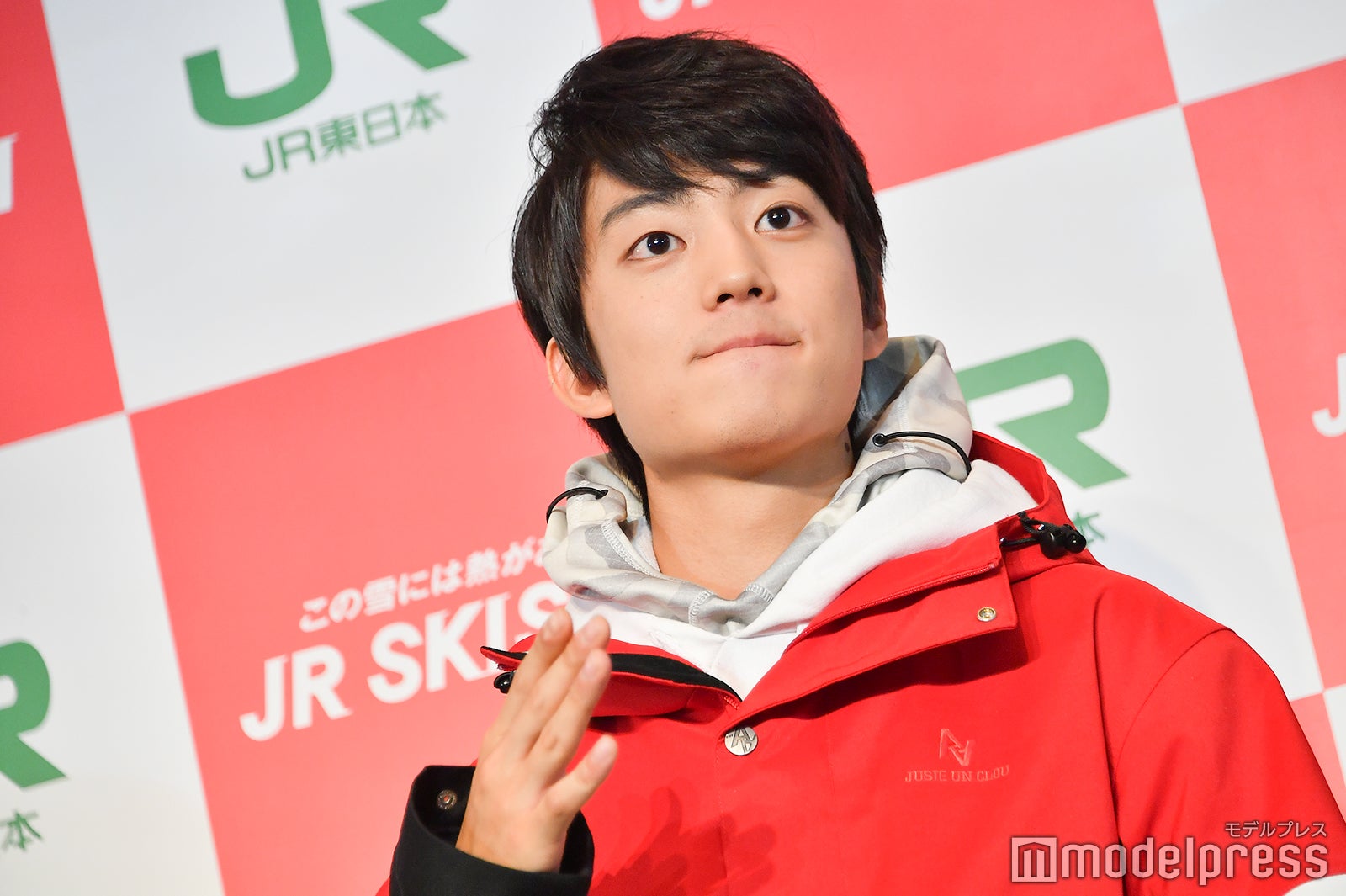 撮影しているムービーカメラを探す伊藤健太郎 （C）モデルプレス