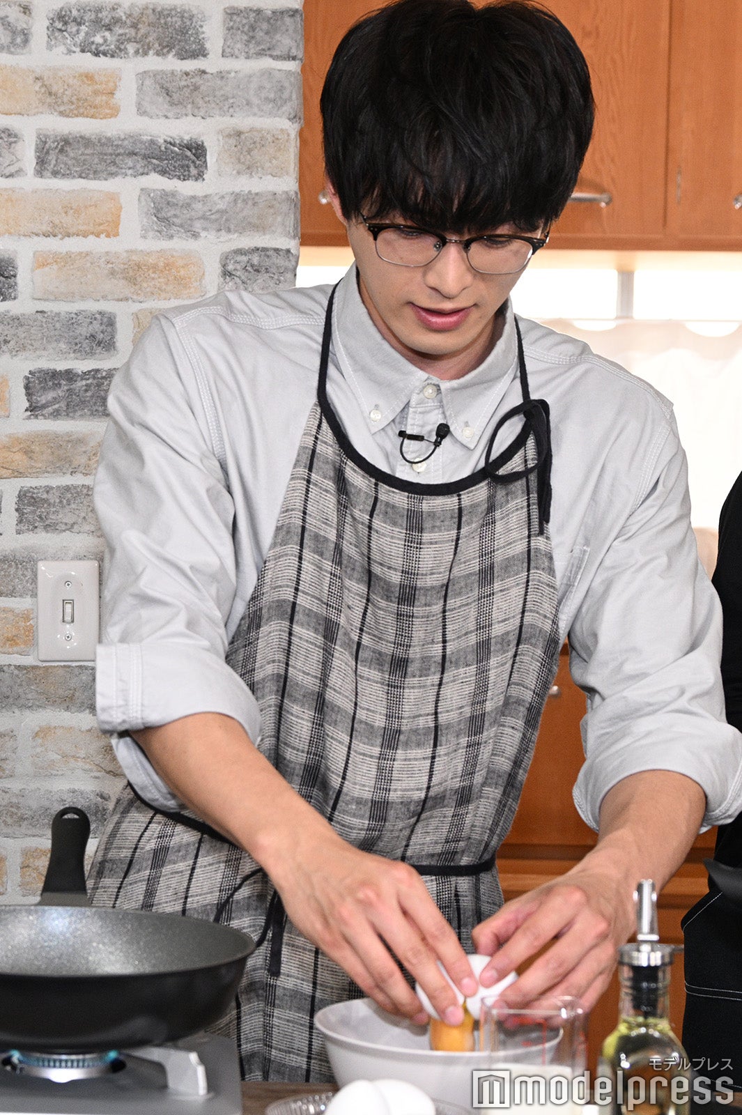 卵を割る白洲迅（C）モデルプレス