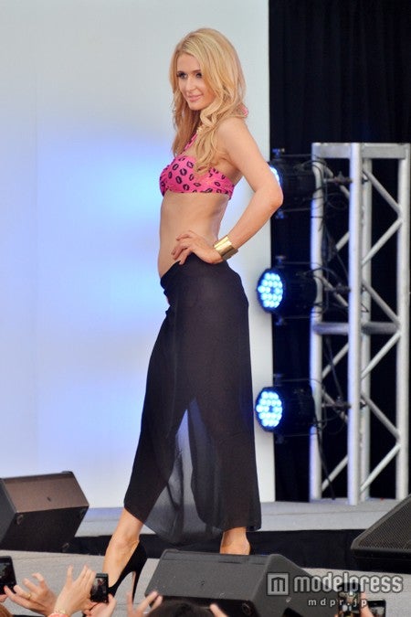 ビキニでセクシーボディを披露したパリス・ヒルトン