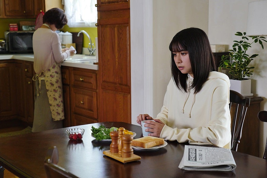 （左から）亜呂奈、上白石萌歌（C）フジテレビ