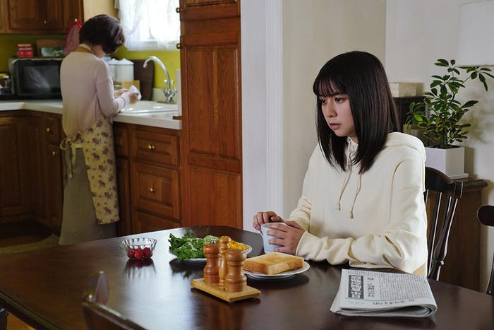 (左から)亜呂奈、上白石萌歌(C)フジテレビ