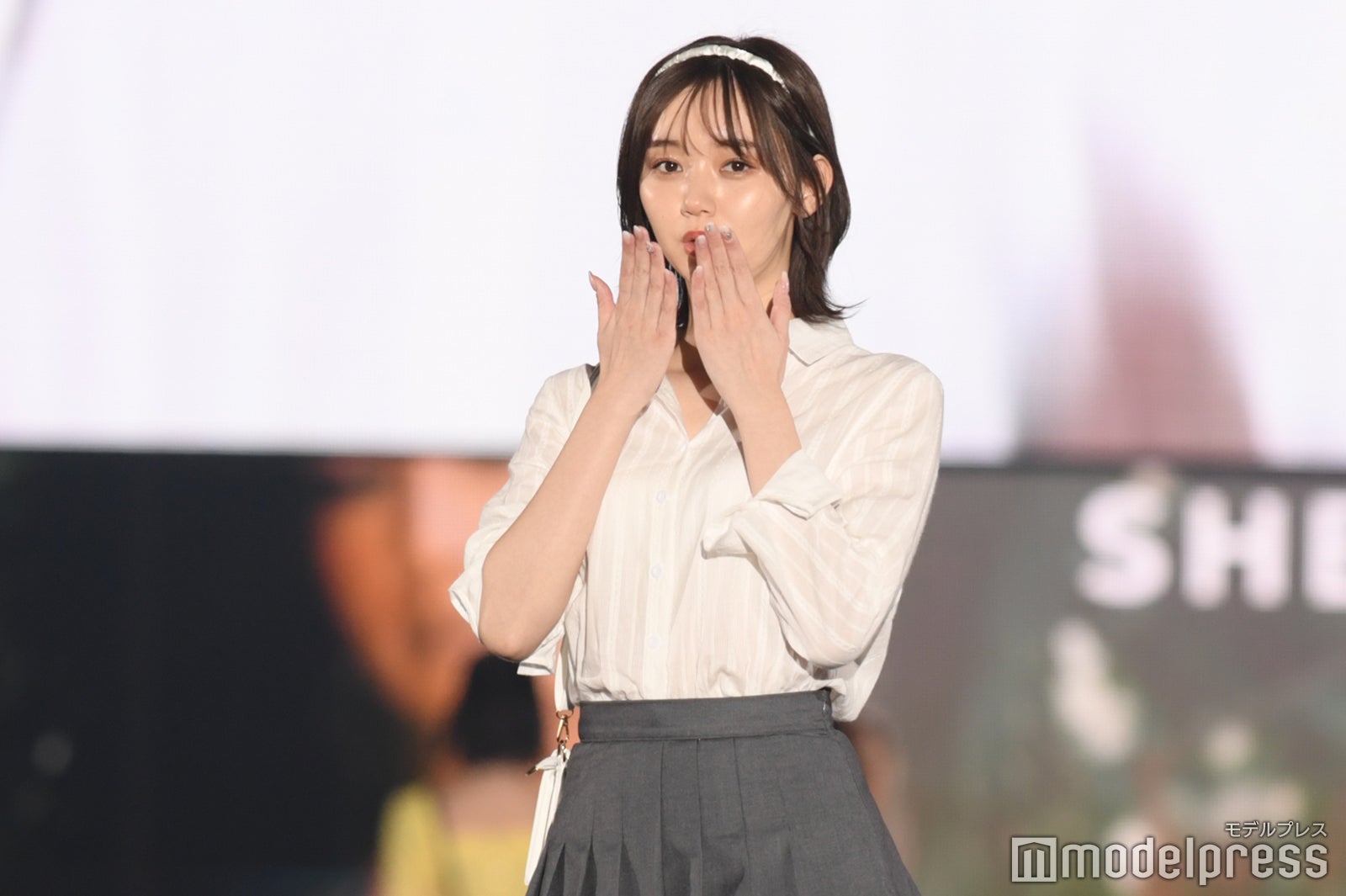 江野沢愛美、ミニスカ姿の美脚が眩しい 投げキスで観客魅了＜関コレ2022S／S＞