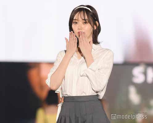 江野沢愛美、ミニスカ姿の美脚が眩しい 投げキスで観客魅了<関コレ2022S/S>