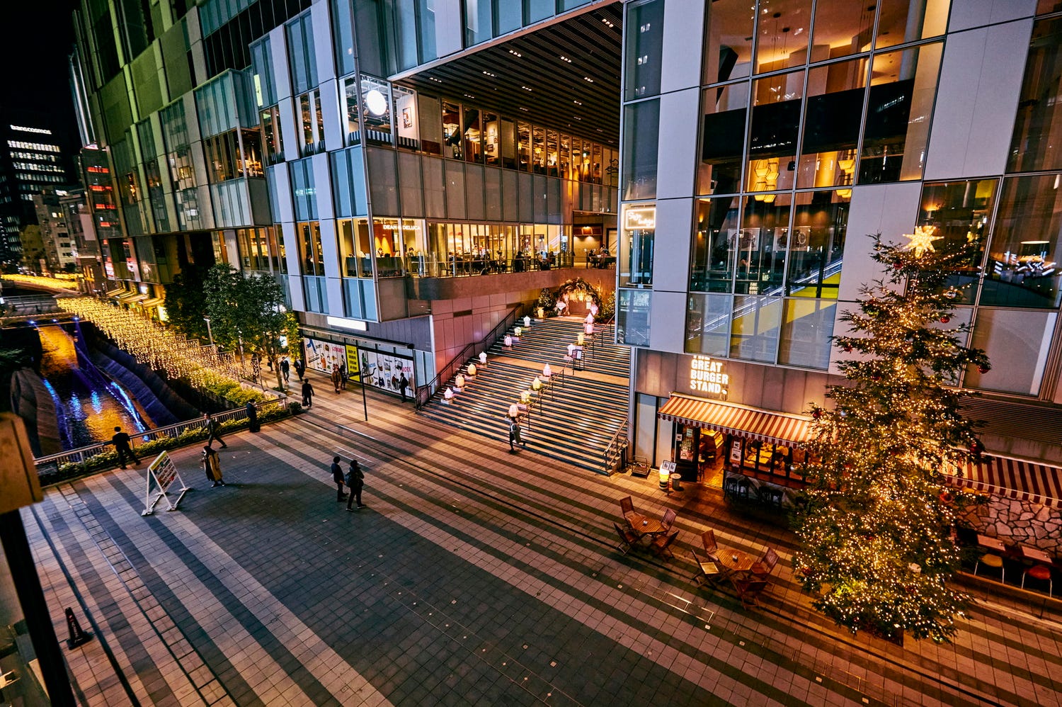 渋谷ストリームで夜を幻想的に彩るクリスマスイルミ、世界各国の食を楽しむグルメ企画も