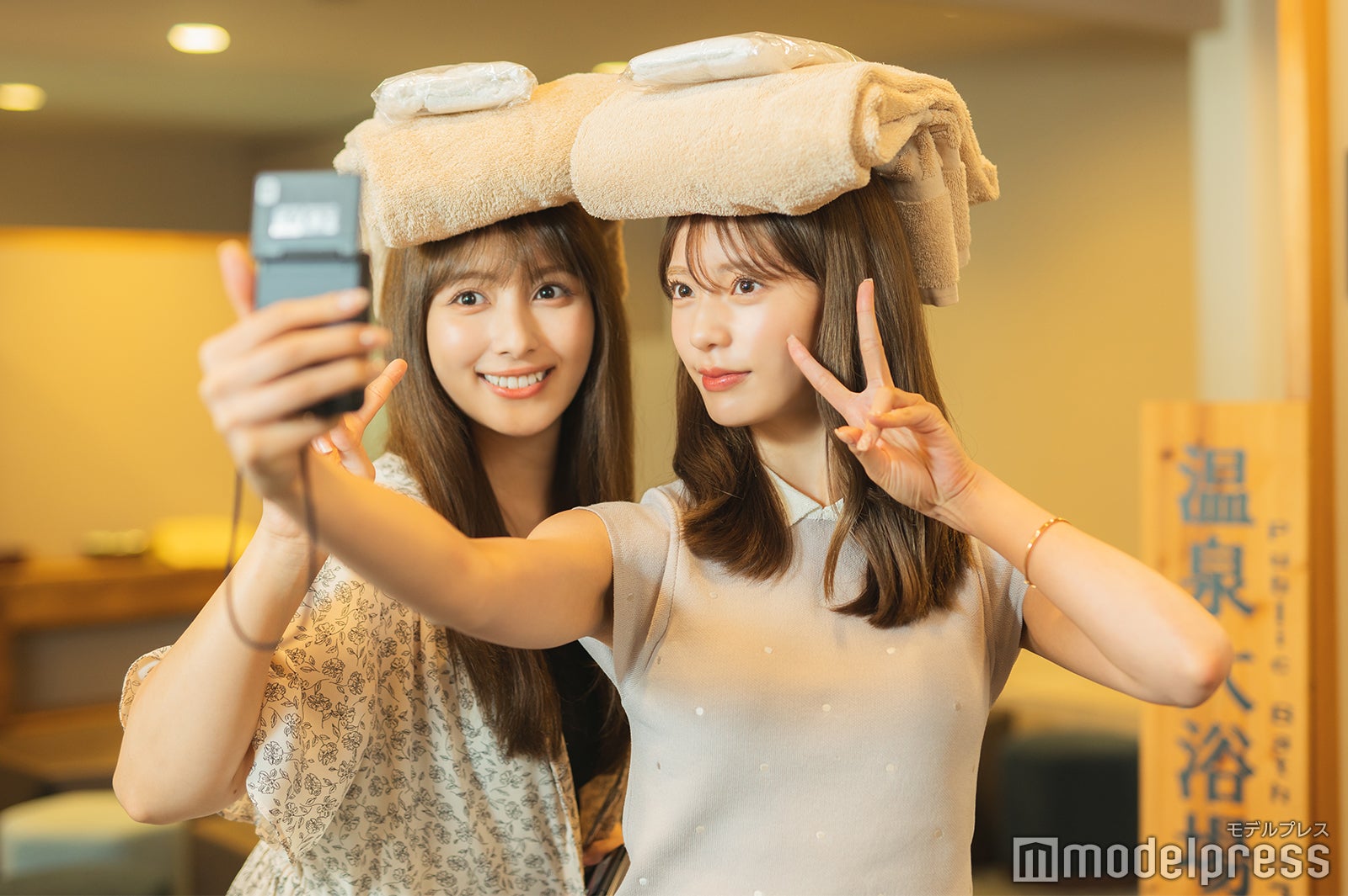 自撮りする藤田みりあと與儀ケイラ（C）モデルプレス