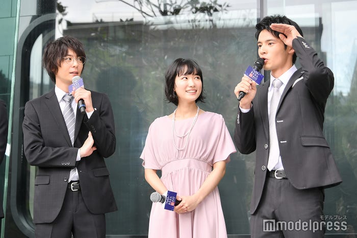 岡田建史「このへんからスッ」 (C)モデルプレス