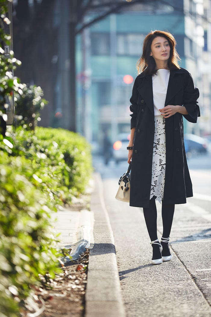 黒トレンチコート¥39,000/Banner Barret ブラウス¥12,000/TONAL スカート¥36,000/AULA(DraSTic) バングル¥19,000/Yoko Kitagawa バッグ¥11,000/ル・ベルニ(キャセリーニ) パンプス¥15,500/ダイアナ(ダイアナ 銀座本店) タイツ/私物(C)TOPLOG