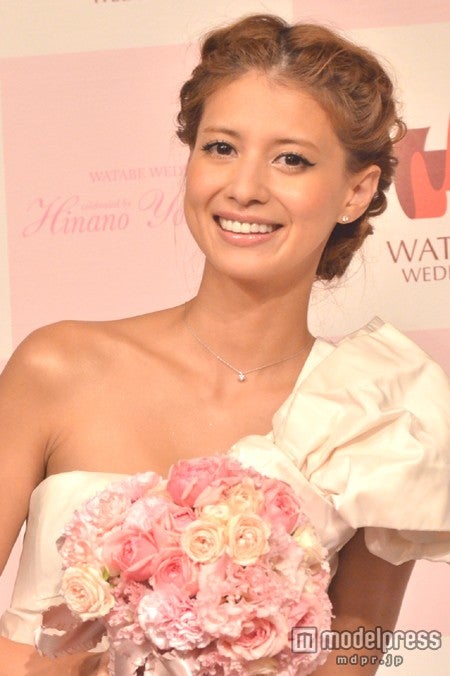 吉川ひなの、セクシーな肩出しドレスで登場「可愛く見えて ...
