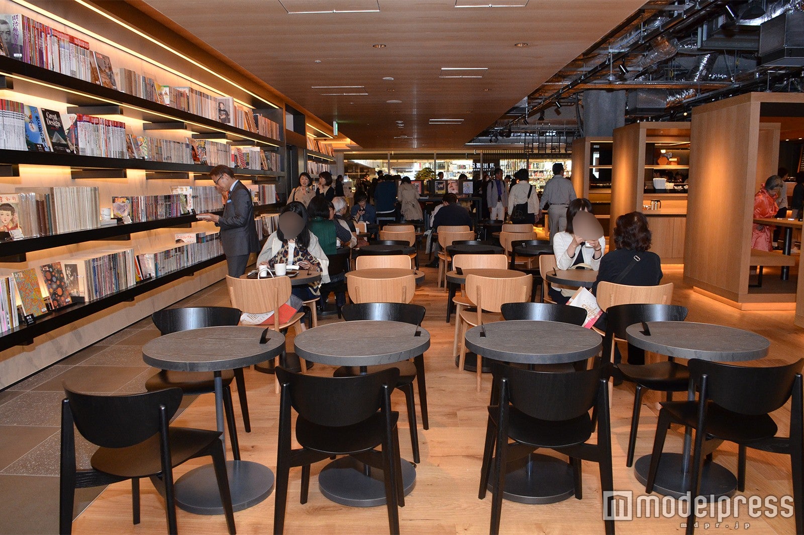 スターバックス コーヒー 銀座 蔦屋書店横のカフェスペース（C）モデルプレス