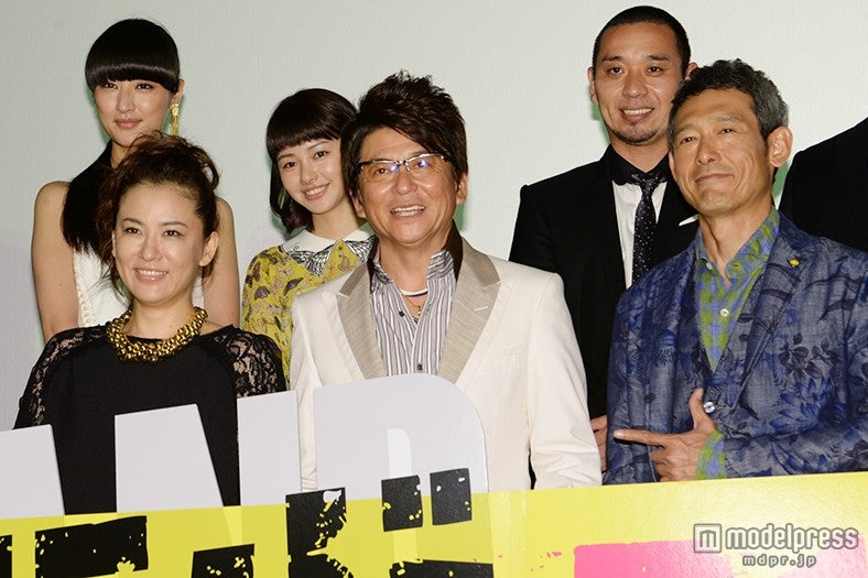 【後列左から】シシド・カフカ、山本舞香、大悟（千鳥）【前列左から】鈴木砂羽、哀川翔、鶴見辰吾